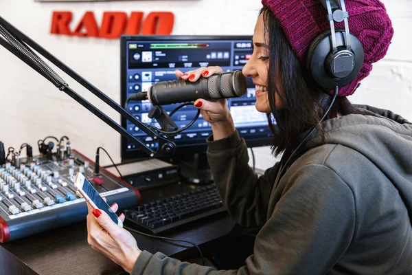 Mooie gelukkige jonge vrouwelijke radio host Broadcasting — Stockfoto
