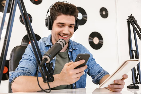 Schöner glücklicher junger männlicher Radiomoderator — Stockfoto