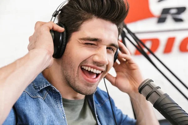 Красивый молодой мужчина, ведущий радиовещания — стоковое фото