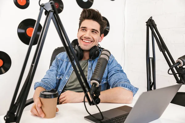 Bello felice giovane radio maschile trasmissione ospitante — Foto Stock