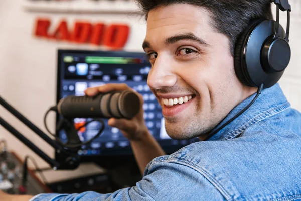 Bello felice giovane radio maschile trasmissione ospitante — Foto Stock