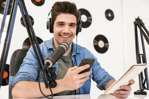 Bello felice giovane radio maschile trasmissione ospitante — Foto Stock