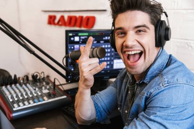 Yakışıklı mutlu genç erkek radyo sunucusu yayıncılığı
