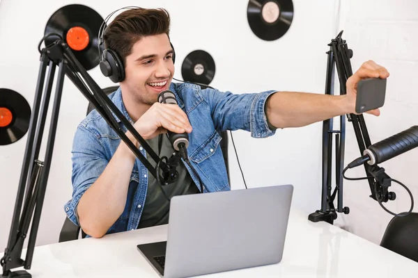 Bello felice giovane radio maschile trasmissione ospitante — Foto Stock
