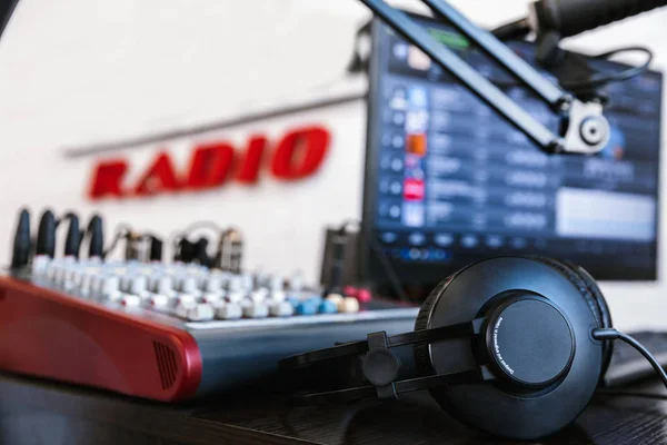 Local de trabalho de rádio com microfone e equipamento de som . — Fotografia de Stock
