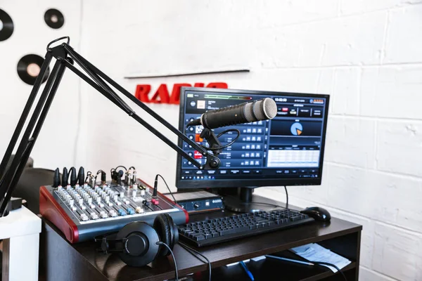 Radio-Arbeitsplatz mit Mikrofon und Soundanlage. — Stockfoto