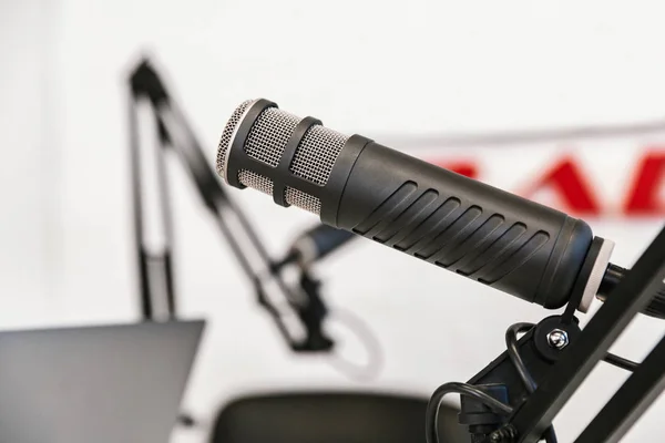 Mikrofon közeli felvétele a stúdióban — Stock Fotó