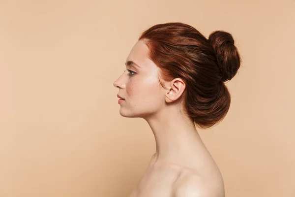 Genç kızıl saçlı kadın bej duvar arka plan üzerinde izole poz. — Stok fotoğraf