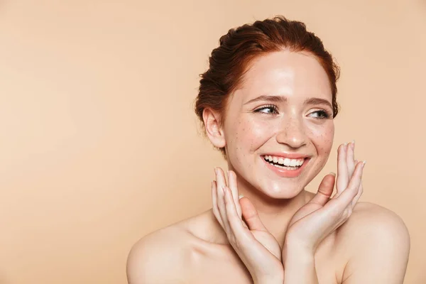 Amazing young redhead woman posing isolated over beige wall background. — Stock Photo, Image