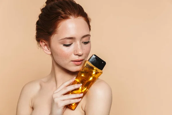 Schoonheid portret van een aantrekkelijke jonge topless redhead vrouw — Stockfoto