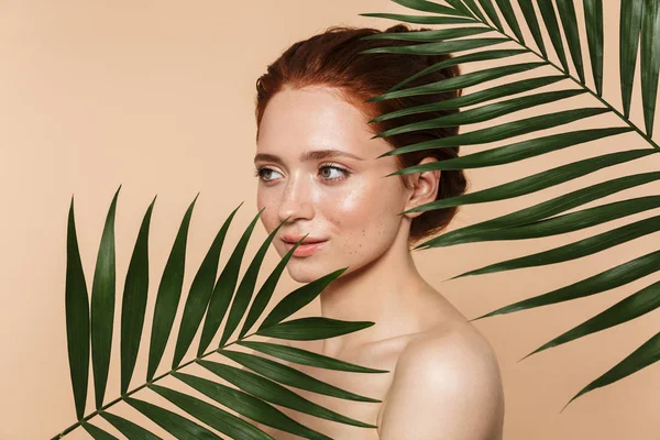 Schoonheid portret van een aantrekkelijke jonge topless redhead vrouw — Stockfoto