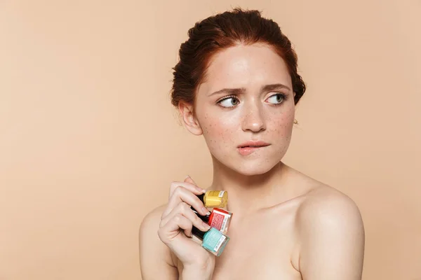 Bellezza ritratto di un attraente giovane donna rossa in topless — Foto Stock