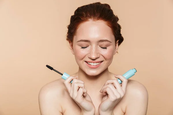 Schoonheid portret van een aantrekkelijke jonge topless redhead vrouw — Stockfoto