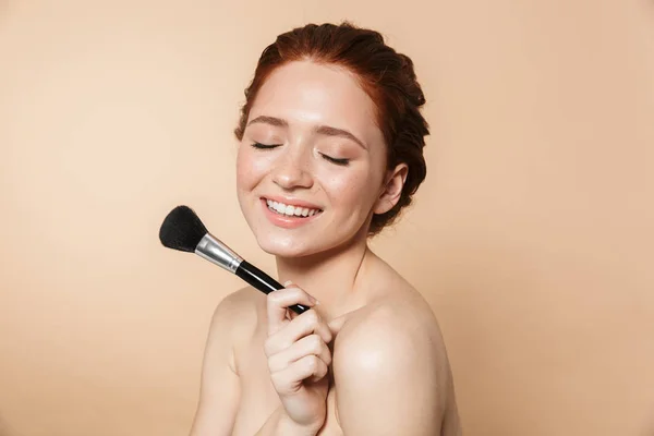 Skönhet porträtt av en attraktiv ung topless rödhårig kvinna — Stockfoto