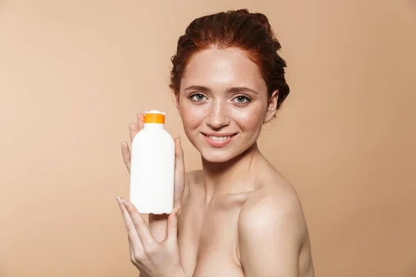 Schoonheid portret van een aantrekkelijke jonge topless redhead vrouw — Stockfoto