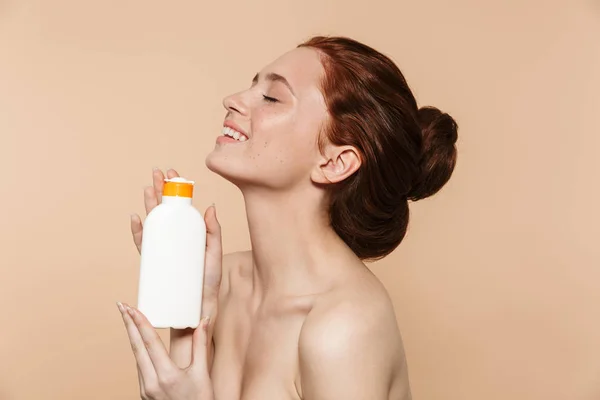 Retrato de belleza de una atractiva joven pelirroja en topless —  Fotos de Stock