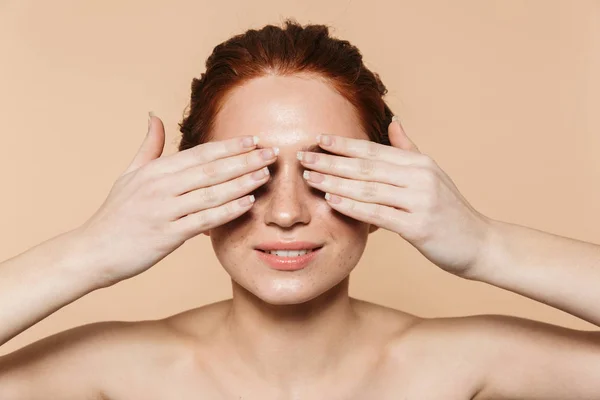 Mooie jonge vrolijke redhead vrouw. — Stockfoto