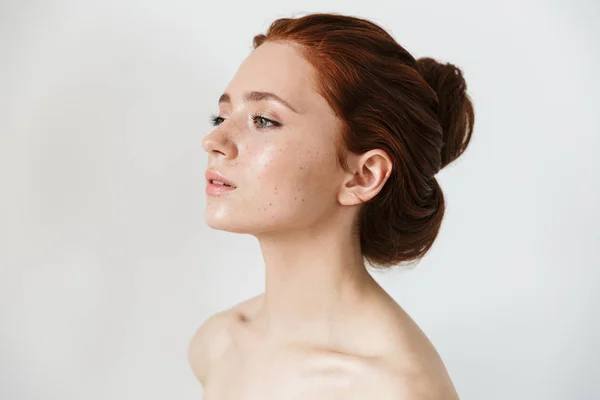 Genç kızıl saçlı kadın beyaz duvar arka plan üzerinde izole poz. — Stok fotoğraf