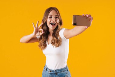 Ayakta neşeli bir genç rahat kız Portresi