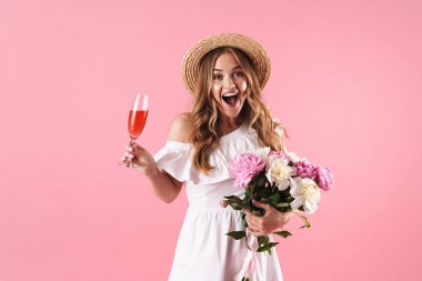 Yaz elbisesi giyen güzel genç sarışın kız