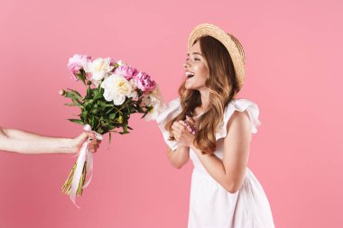 Yaz elbisesi giyen güzel genç sarışın kız