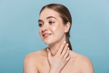 Mavi duvar arka plan üzerinde izole poz Pretty genç kadın.