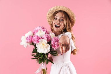 Yaz elbisesi giyen güzel genç sarışın kız