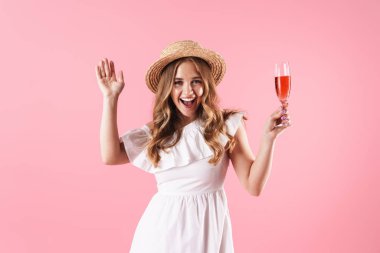 Yaz elbisesi giyen güzel genç sarışın kız