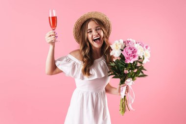 Yaz elbisesi giyen güzel genç sarışın kız