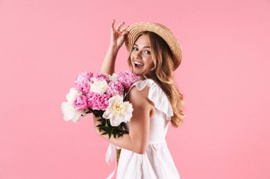 Yaz elbisesi giyen güzel genç sarışın kız