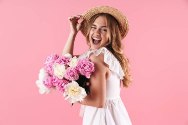 Yaz elbisesi giyen güzel genç sarışın kız