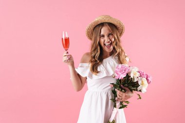 Yaz elbisesi giyen güzel genç sarışın kız