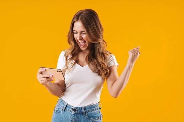 Opgewonden jong meisje het dragen van casual kleding staande — Stockfoto