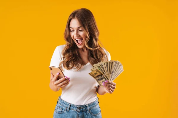 Retrato de una joven alegre chica casual de pie —  Fotos de Stock