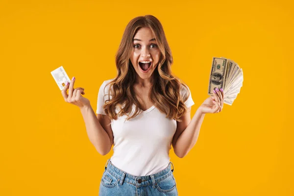 Foto der kaukasischen entzückten Frau jubelt, während sie Fan von Dollargeld und Kreditkarte hält — Stockfoto