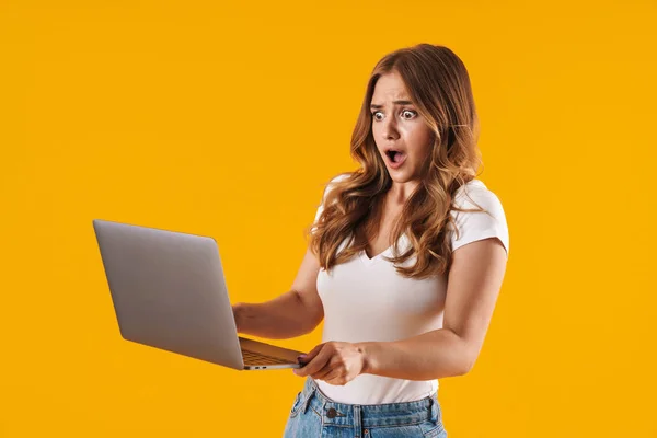 Retrato de uma jovem menina casual alegre de pé — Fotografia de Stock