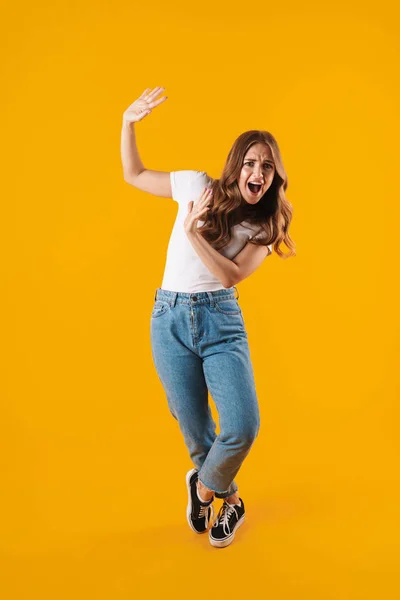 Retrato de comprimento total de uma jovem menina casual alegre — Fotografia de Stock