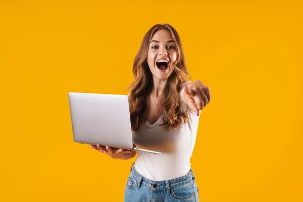 Retrato de uma jovem menina casual alegre de pé — Fotografia de Stock