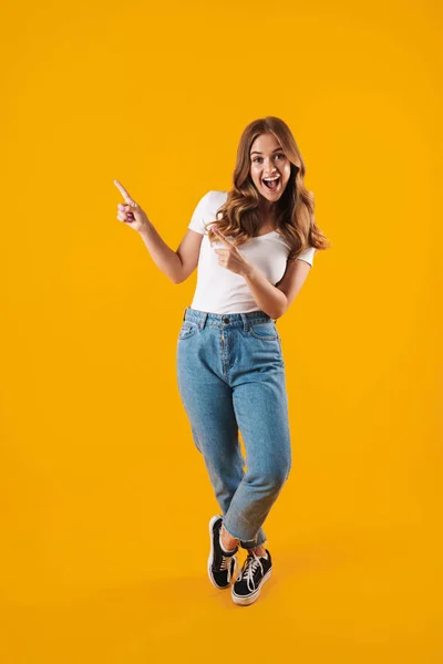 Ganzkörperporträt eines fröhlichen jungen, lässigen Mädchens — Stockfoto