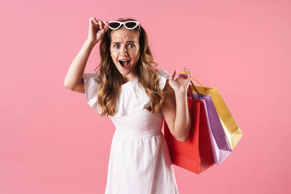 Bella ragazza bionda che indossa un vestito estivo — Foto Stock