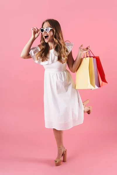 Schöne junge blonde Mädchen trägt Sommerkleid — Stockfoto