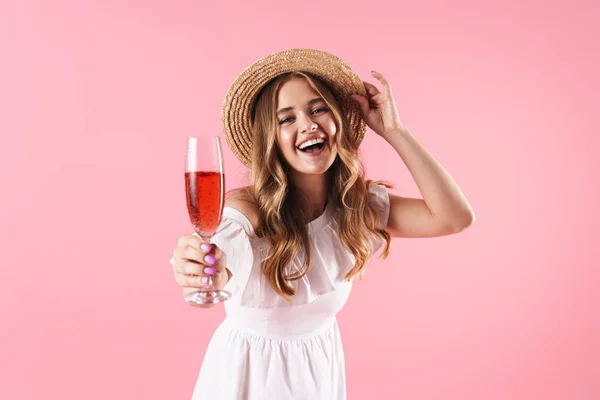 Menina loira bonita usando vestido de verão — Fotografia de Stock