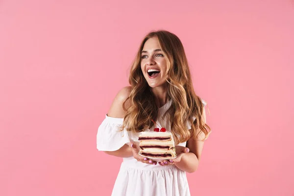 Bild av lycklig leende kvinna klädd i vit klänning tittar åt sidan och håller Piece of Cake — Stockfoto