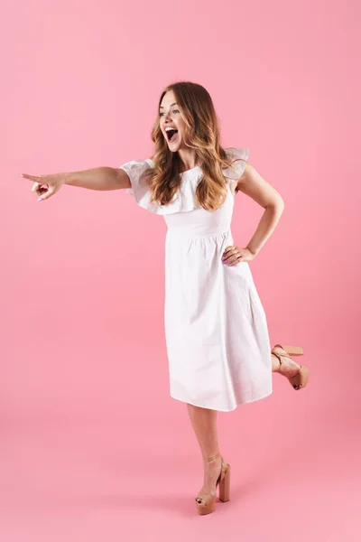 Menina loira bonita usando vestido de verão — Fotografia de Stock