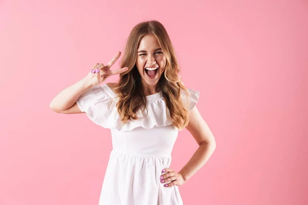 Menina loira bonita usando vestido de verão — Fotografia de Stock