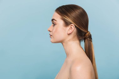 Mavi duvar arka plan üzerinde izole poz Pretty genç kadın.