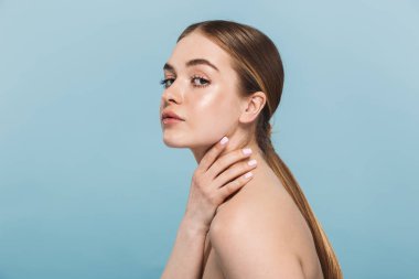 Mavi duvar arka plan üzerinde izole poz Pretty genç kadın.