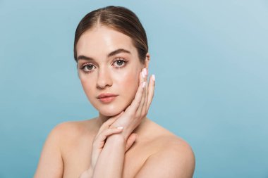 Mavi duvar arka plan üzerinde izole poz Pretty genç kadın.