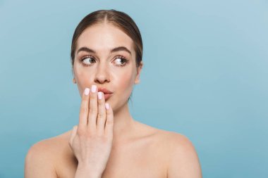 Genç şok kadın mavi duvar arka plan üzerinde izole poz.