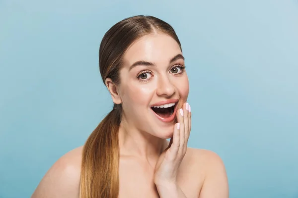 Bastante feliz mujer joven emocionada posando aislado sobre fondo de pared azul . — Foto de Stock